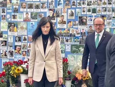 Мария Габриел положи венци пред “Стената в памет на загиналите за Украйна“ в Киев (СНИМКИ)