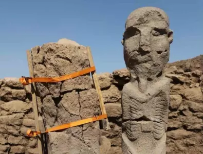 Неприлична двуметрова статуя на мъж е открита в Карахан тепе