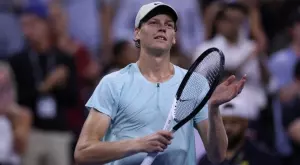 Яник Синер постигна първа победа срещу Даниил Медведев и триумфира в Пекин (ВИДЕО)