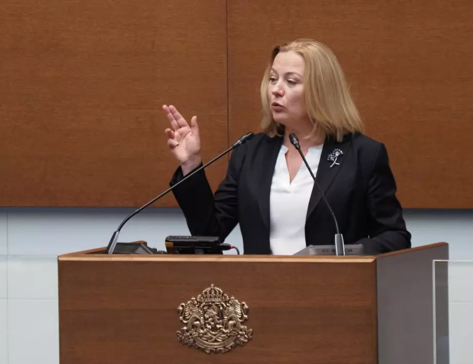 Коледни закачки: Надежда Йорданова категорична, че ротационният премиер ще е Мария Габриел