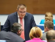 Със "златния пръст" на Костадинов: ГЕРБ и ДПС приеха оттеглена оставка на управителя на НЗОК