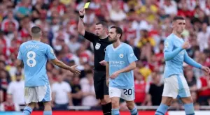 Помилван 2 пъти за няколко минути: И грубо влизане на ас на Сити не му донесе червен картон (ВИДЕО)