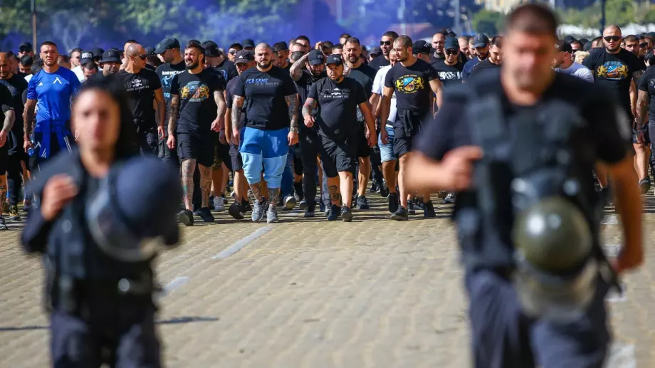 Левскари се млатиха пред сектор "Б" с полицията, успяха да задигнат оръжие (ВИДЕО) 
