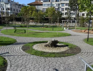 Откриха нов парк на мястото на бившия кожен диспансер в Бургас (СНИМКИ)