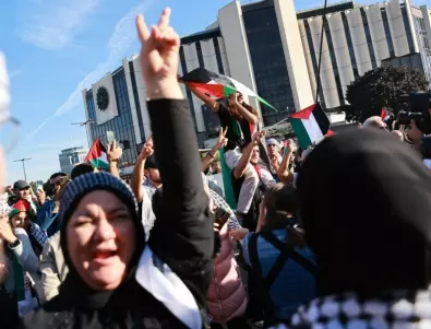 Въпреки забраната: Шествие в подкрепа на Палестина пред НДК (СНИМКИ)