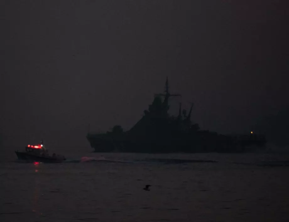 Руски военен кораб избухна близо до Кримския мост (ВИДЕО)