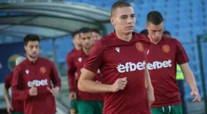 Валентин Антов с червен картон, Петко Христов с победен гол в края, а Илия Груев "порита" 2 минути