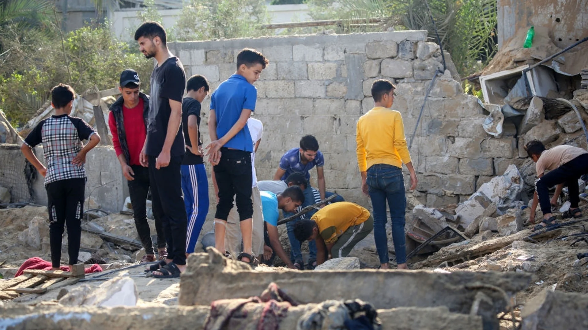 Останки от джамия се превърнаха в пързалка за децата в Газа (ВИДЕО)