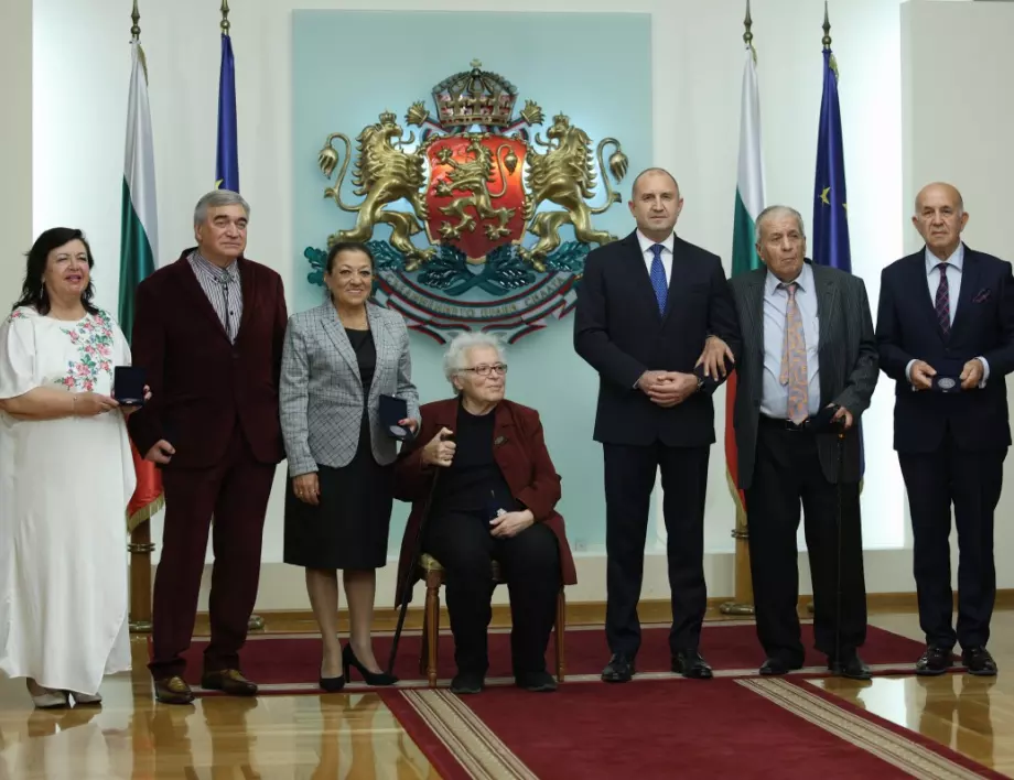 Президентът Румен Радев отличи видни дейци на културата, образованието, науката и спорта