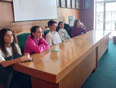 Седмокласници от училище „Д-р П. Берон” проведоха среща с експерти от община Плевен по темата „Здравословен град”