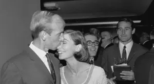 Красива любов, тежко решение и скандали: 64-годишната история на Боби Чарлтън и съпругата му