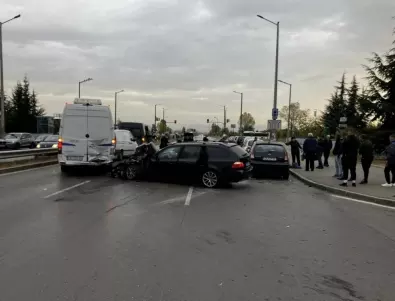 Шестима пострадали при катастрофа в София (СНИМКИ)