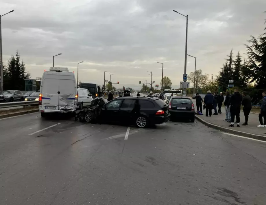 Шестима пострадали при катастрофа в София (СНИМКИ)