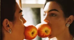 С цигара в уста и омекотител в ръка: "Роналдовица" шокира милиони (СНИМКИ)