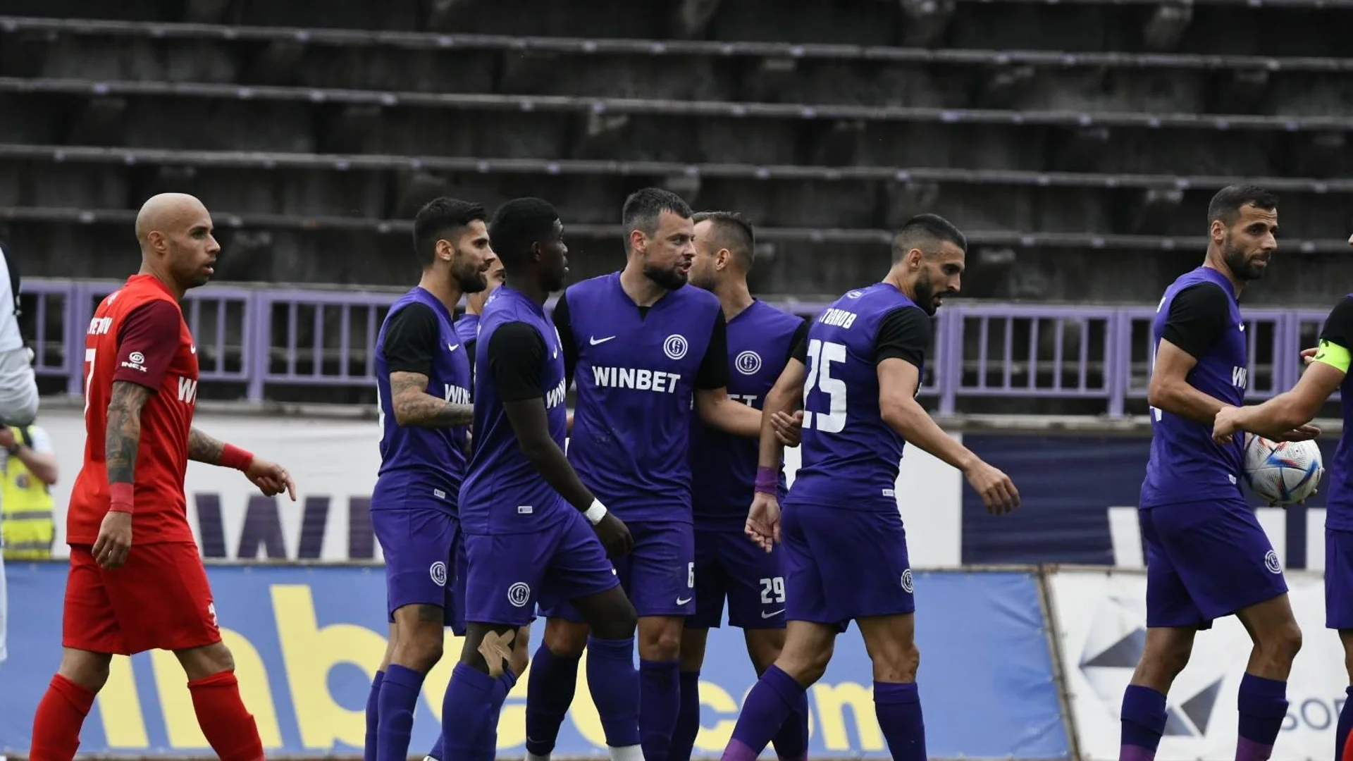 Огромен проблем: Шестима футболисти ще съдят отбор от Първа лига
