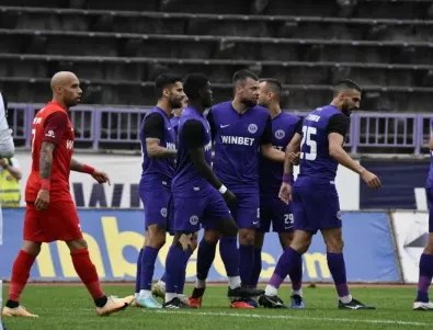 Огромен проблем: Шестима футболисти ще съдят отбор от Първа лига