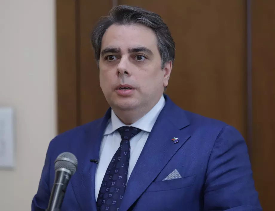 Асен Василев прогнозира как падането на дерогацията на "Лукойл" ще се отрази на цените