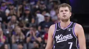 Куриозна ситуация с Александър Везенков и Майк Браун: Детински "крачки" в центъра ѝ (ВИДЕО)