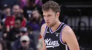 Ефективност на друго ниво: Александър Везенков в топ 10 в Сакраменто по цели 11 показателя