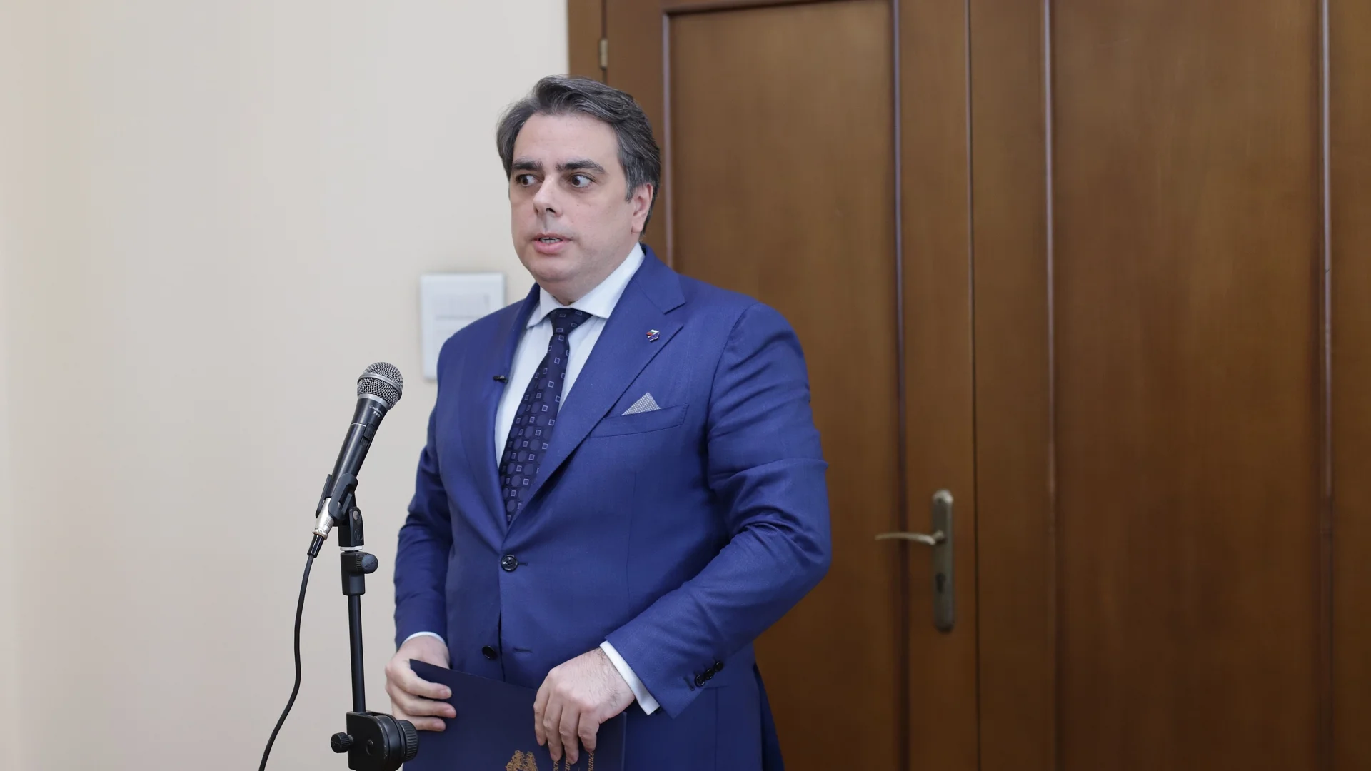 Асен Василев се надява на бюджет по Коледа
