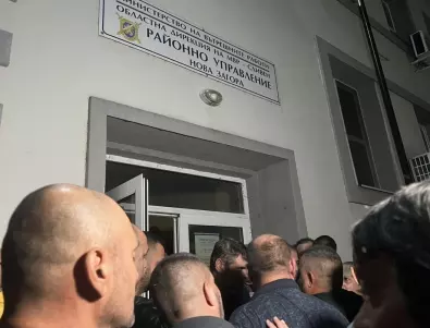 След жестокото убийство: Протестиращи хвърляха яйца по полицейското управление в Нова Загора (СНИМКИ)