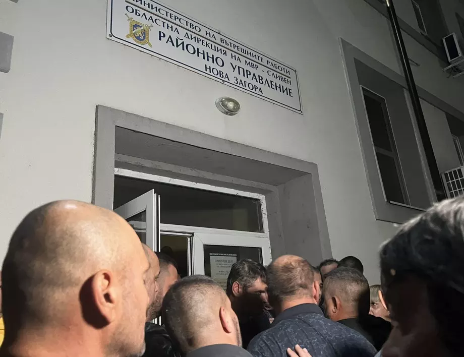След жестокото убийство: Протестиращи хвърляха яйца по полицейското управление в Нова Загора (СНИМКИ)