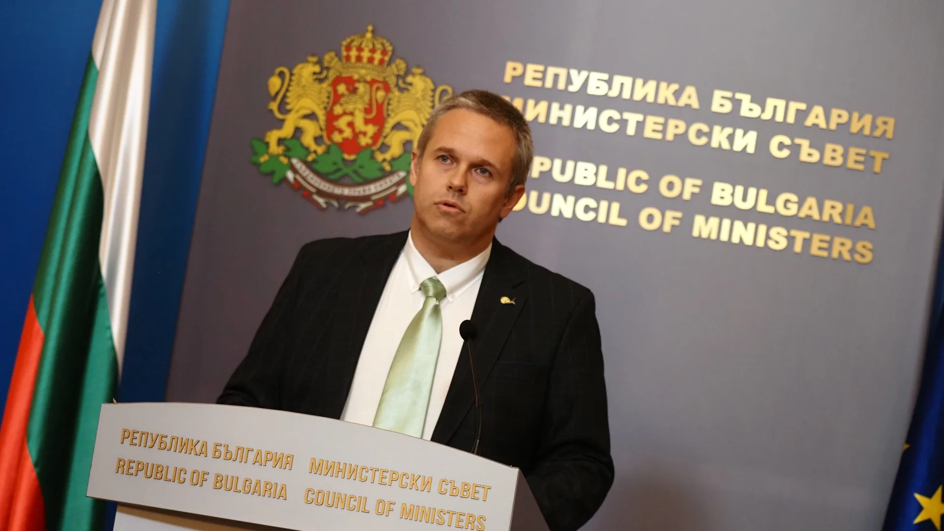 Широко затворени очи: Министър Йоловски и е-поръчките, за които трябва да се говори