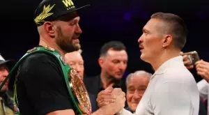 Поглед, който "разтресе" Рияд: Фюри и Усик се предизвикаха и наелектризираха обстановката (ВИДЕО)