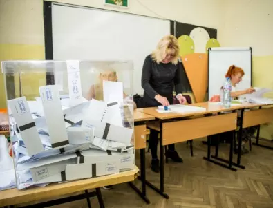България гласува на втори тур на местни избори и с хартия, и с машина (СНИМКИ)
