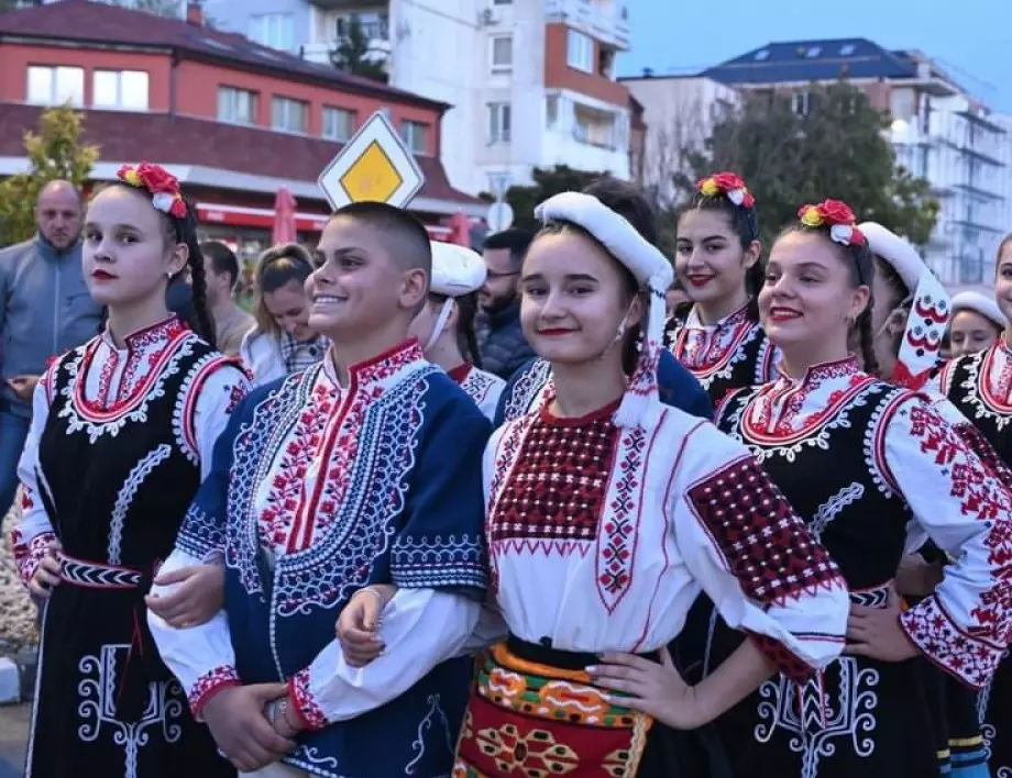 Впечатляващо шествие в Елин Пелин по случай Деня на народните будители (ВИДЕО) 