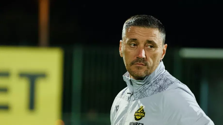 Вестите за треньора на Ботев Пловдив преди сблъсъка в Кърджали са на двата полюса