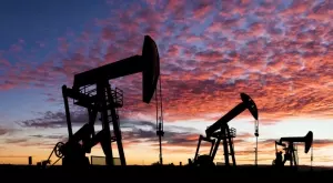 Цените на петрола се повлияха от съкращенията на руските доставки и по-слабия долар