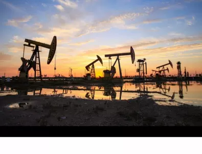 Петролът се повлия от очакванията за ръст на търсенето и напрежението в Близкия изток
