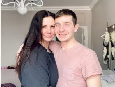 Странната история на руската инфлуенсърка, която се омъжи за доведения си син (СНИМКИ)