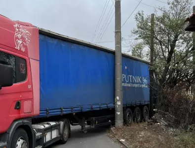 Камион, превозващ нелегални мигранти, се заклещи на улица в ямболско село (СНИМКА)