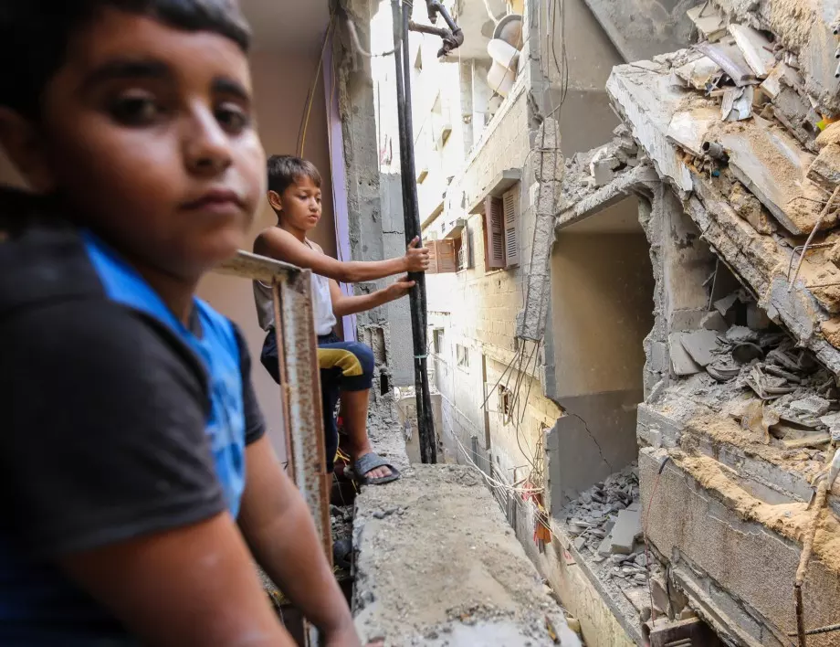 Играха си с огъня: Деца в Газа намериха начин да се забавляват (ВИДЕО)