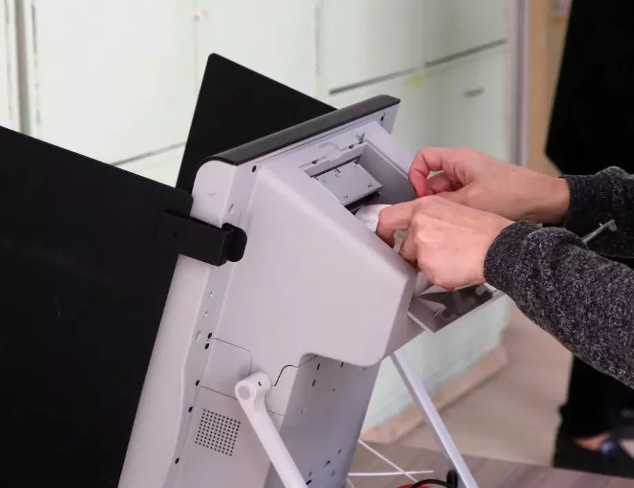 Бивш министър на електронното управление: Принтерите на машините забиват заради грешни размери на ролките