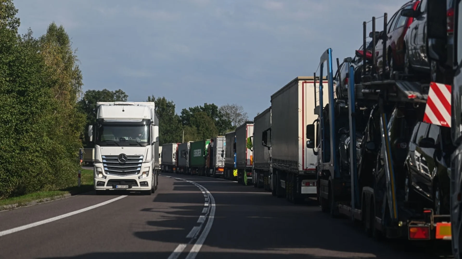 Без храна и вода: Украинските превозвачи бедстват на границата с Полша (ВИДЕО)