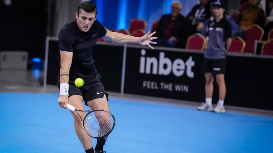 След тежък обрат от играч с 629 места по-нагоре в ранглистата: Лазаров отпадна и България е с 1 тенисист на Sofia Open