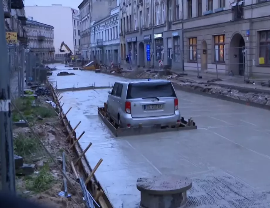 Няма мърдане: Работници "бетонираха" автомобил при ремонт на улица (ВИДЕО)