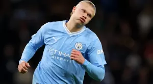 И Холанд е обикновен човек! Не успя да уцели празна врата от 10 метра за обрат в дербито (ВИДЕО)