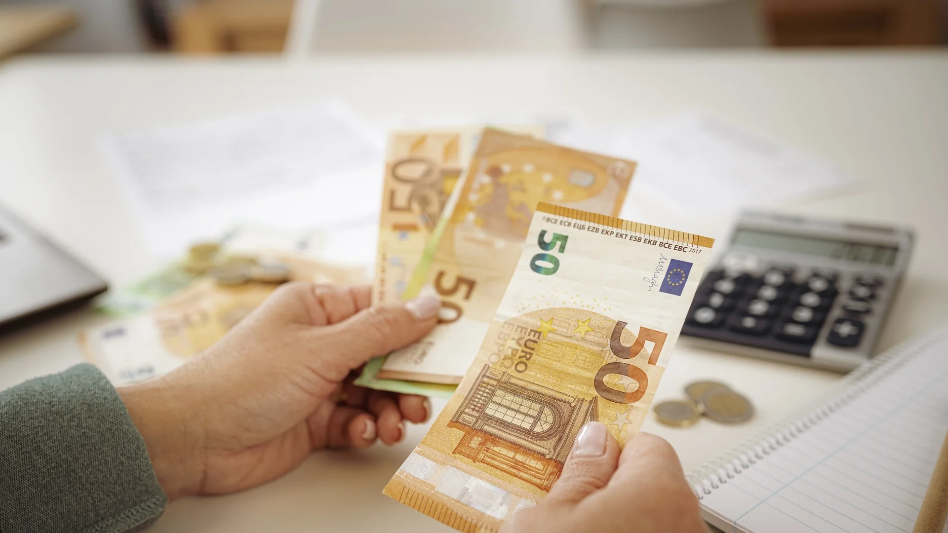 Курсът на еврото обърна посоката днес