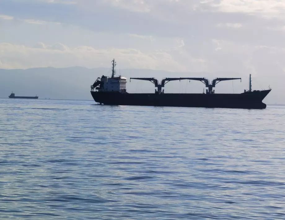 Йеменските хути отвлякоха кораб в Червено море, на борда има и българи