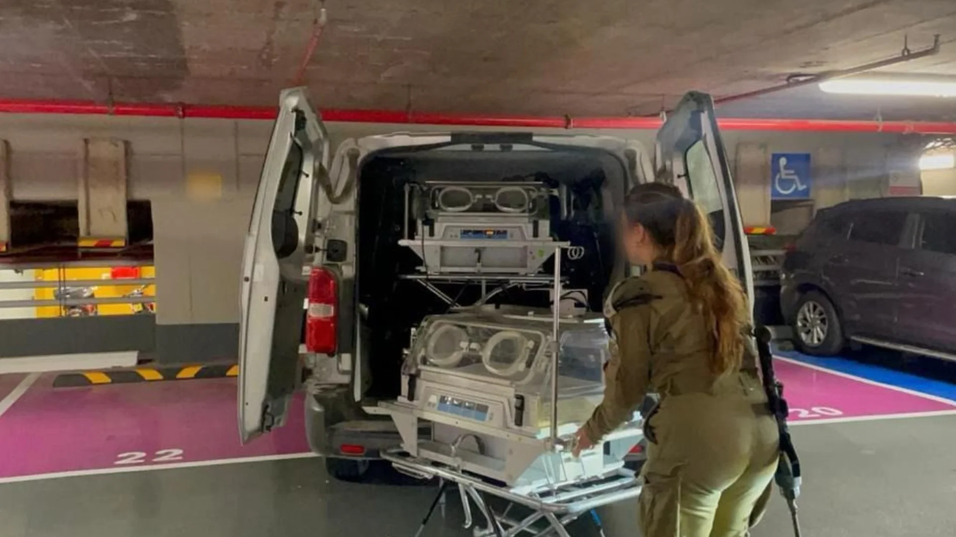 Над 30 недоносени бебета бяха евакуирани от болница "Ал-Шифа" в Газа