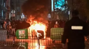 Обвиненият в палеж на бус на МВР остава в ареста, твърди, че е бит сериозно след задържането си