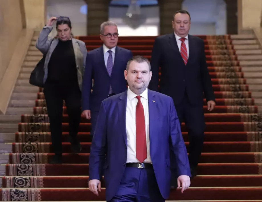 С извинение и обяснение в любов Делян Пеевски обеща да работи за избирателите на ДПС (СНИМКИ)