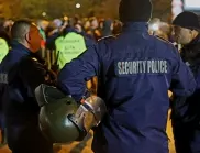 Адвокат помага на бити хора от полицейско насилие по време на протеста срещу БФС