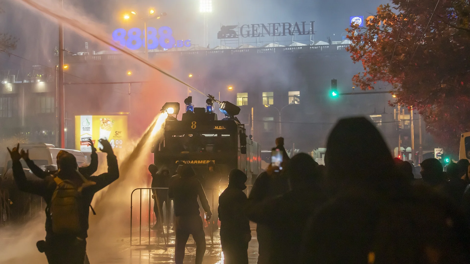 Полицейски произвол в София: Полицаи бият и унижават протестиращи фенове (ВИДЕО)