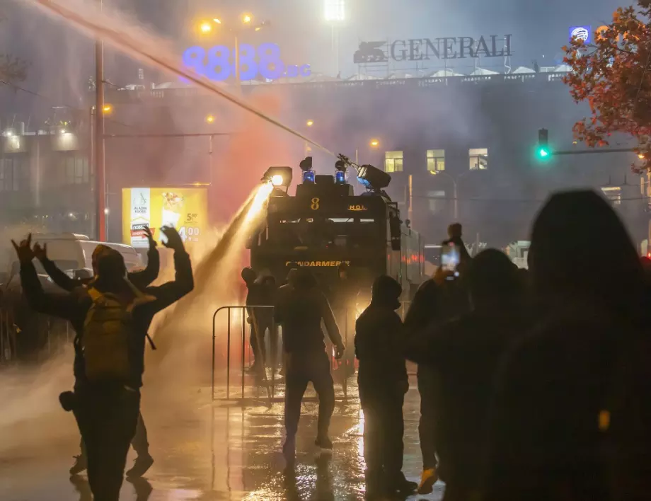Полицейски произвол в София: Полицаи бият и унижават протестиращи фенове (ВИДЕО)