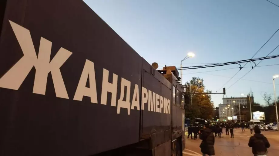 Фенове на протеста срещу БФС се оплакват: МАФИЯ, полицията ни изкара терористи